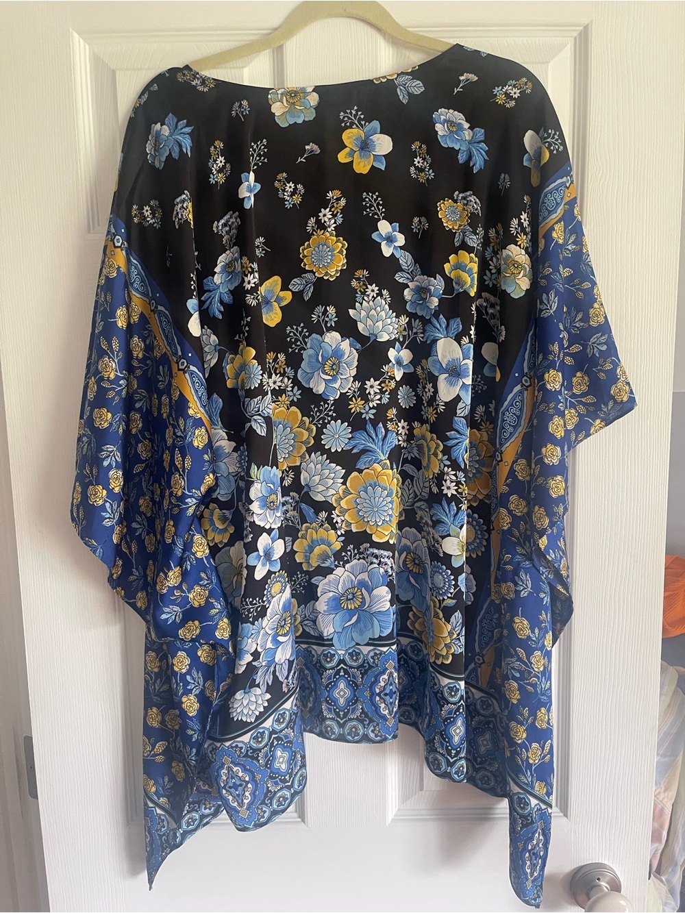 Susan Graver Black Floral Top with Blue & Yellow Blooms boho floral size plus 2X - Picture 4 of 4